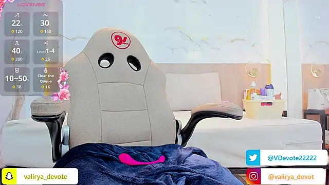 valirya_devote live sex cam