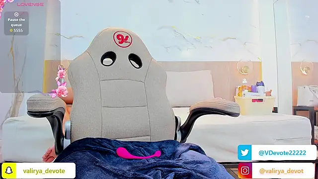 valirya_devote live sex cam