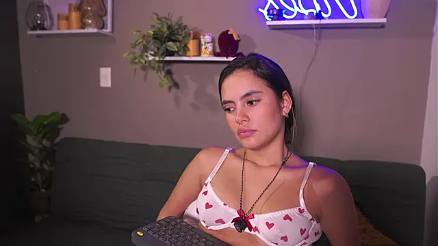 adahara_miller17's cam snapshot