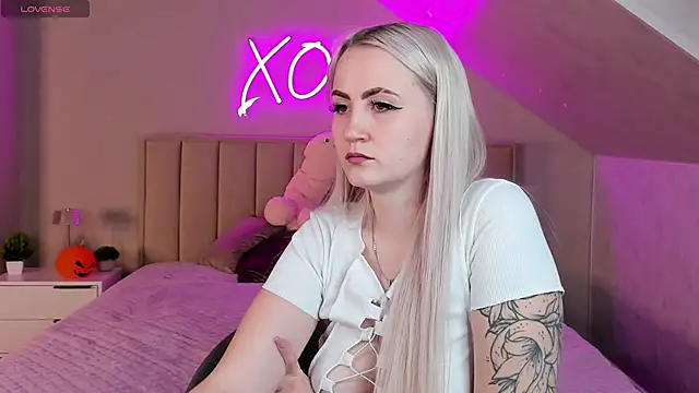 Joyce_Howard's cam snapshot