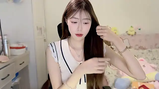 Onecutelittle's cam snapshot