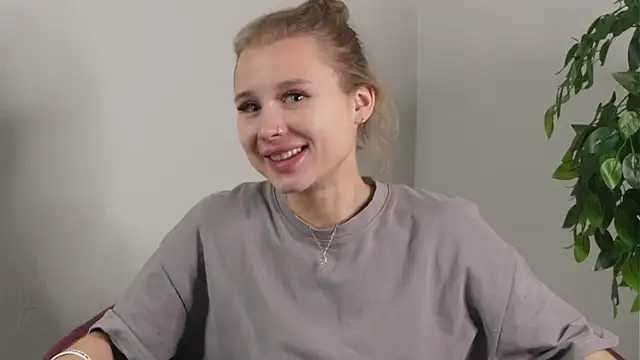 NganZarella's cam snapshot