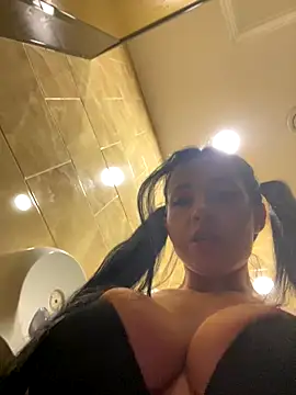 CrazzyChicks live sex cam