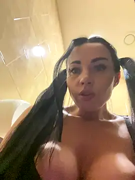 CrazzyChicks live sex cam