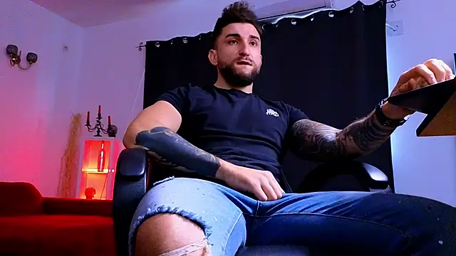 MightyAaron66 live sex cam