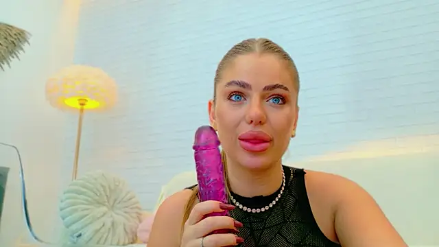 VikaFever live sex cam