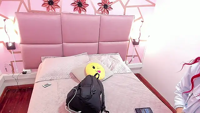 Sophie_Russell_'s cam snapshot