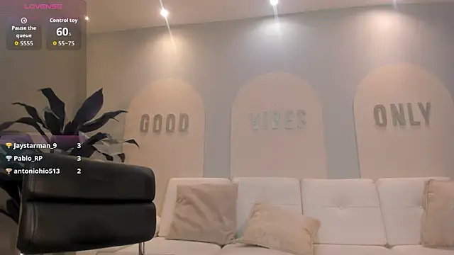 EmilyJohnsonX1's cam snapshot