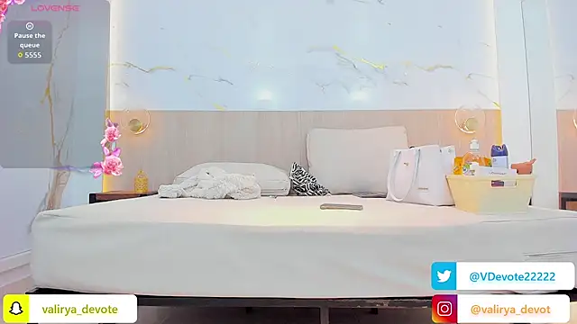 valirya_devote live sex cam