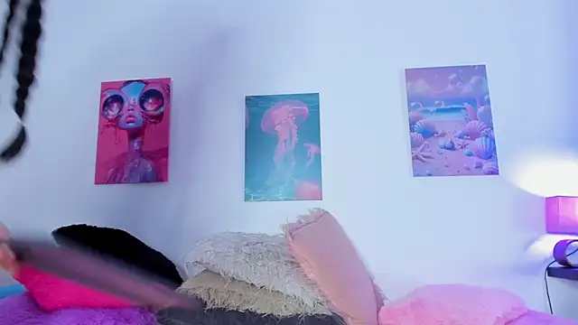 tyra_bankss_'s cam snapshot