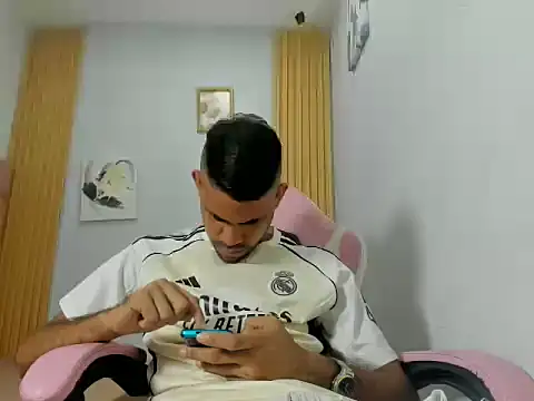 adri_sexboy229's cam snapshot