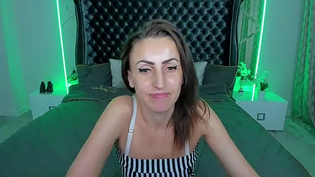 Rebecca_Diamond's cam snapshot