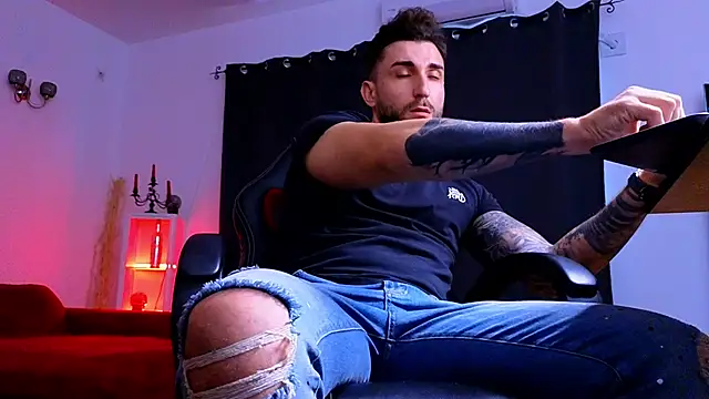 MightyAaron66 live sex cam