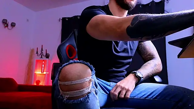 MightyAaron66 live sex cam