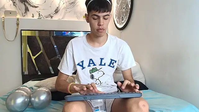 YOUNGS_GUYS's cam snapshot