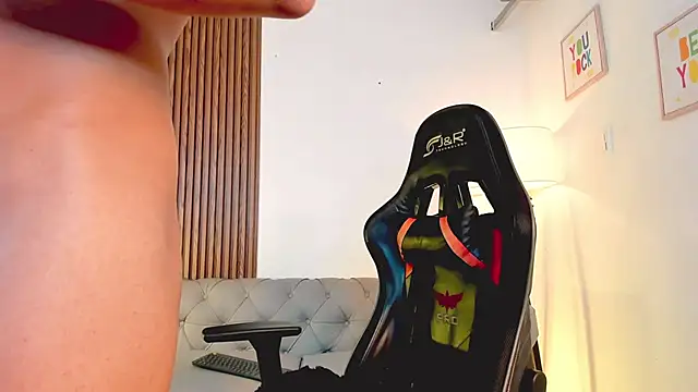 liam_collins21's cam snapshot