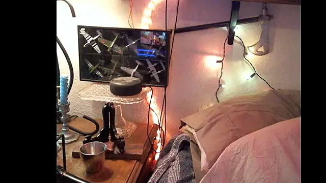 Pussyeat2please's cam snapshot