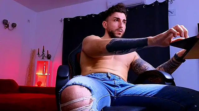 MightyAaron66 live sex cam