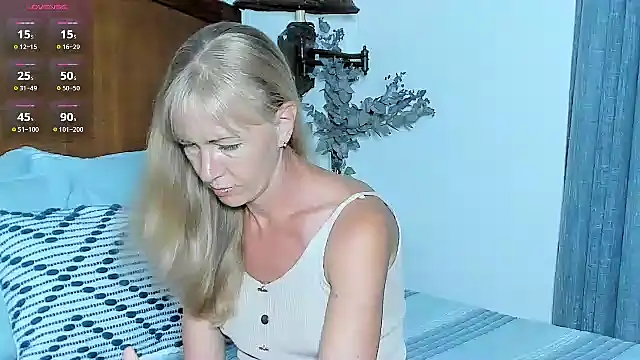 Christine_35's cam snapshot