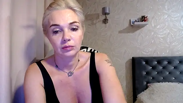 LuciaSnowy's cam snapshot