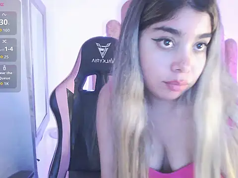 Emily_Rosee18's cam snapshot