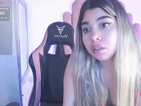 Emily_Rosee18's cam snapshot