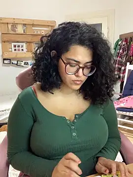 Curvydesifromgermany live sex cam