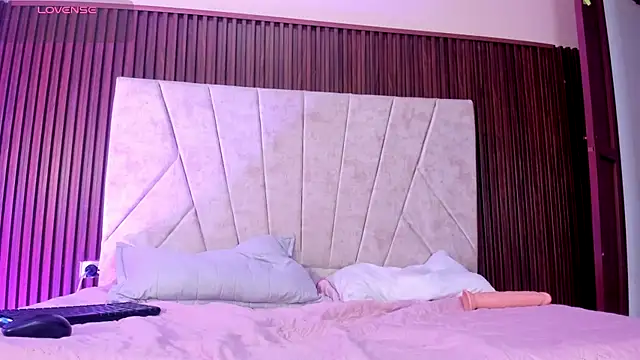 emma_bloom_'s cam snapshot