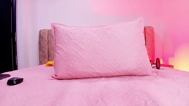 Auroraa_miller's cam snapshot