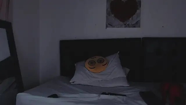 Amara_Red's cam snapshot