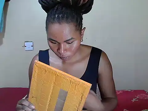 Creamy-Aisha's cam snapshot