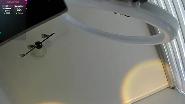 LIZ_HOLMES's cam snapshot