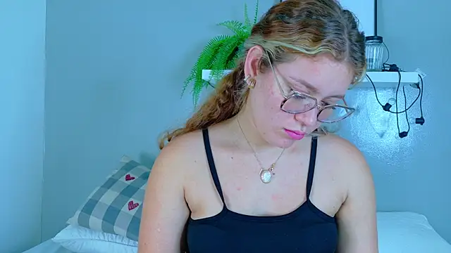 BelaMiller_'s cam snapshot