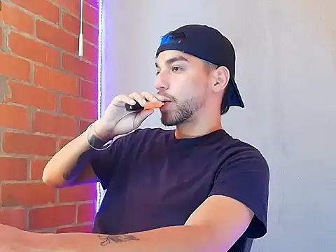 Leandro_valenzuela live sex cam