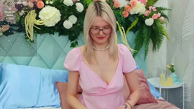 NellieLoyns's cam snapshot