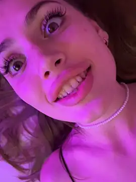 Elizabeth_Tay's cam snapshot