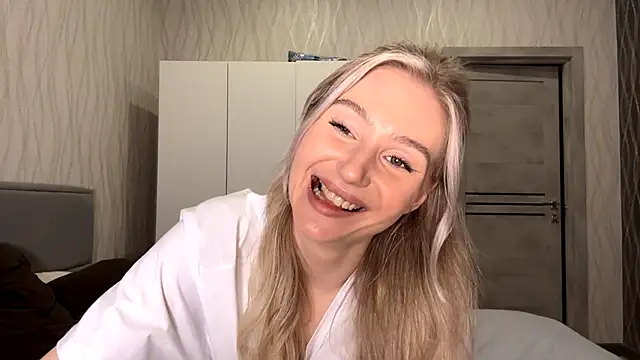 MoonlitCrystalia's cam snapshot