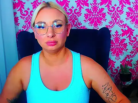 LuxuriaBlond's cam snapshot