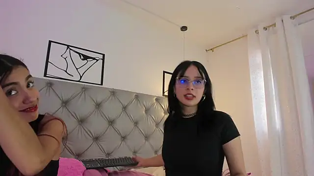 Naughty_Couple83's cam snapshot