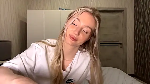 MoonlitCrystalia's cam snapshot