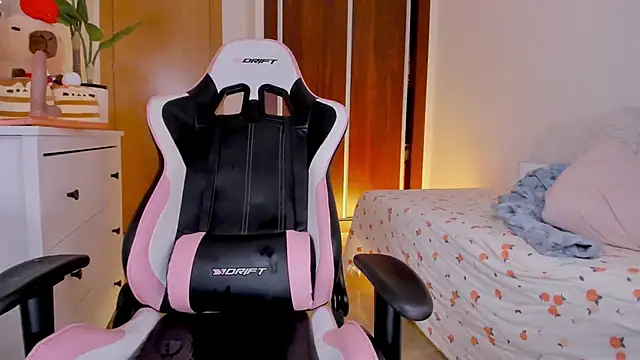 Adriennesexxx's cam snapshot