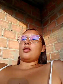 young_dairy01's cam snapshot