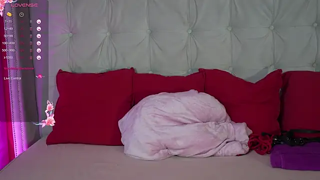 LAUREL_HAZEL's cam snapshot