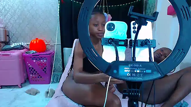 SexyPetitex25's cam snapshot