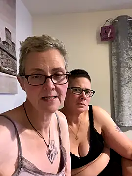 Curvy-Jinx live sex cam