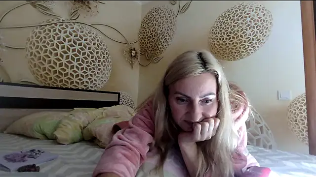 Yourrealgirl's cam snapshot