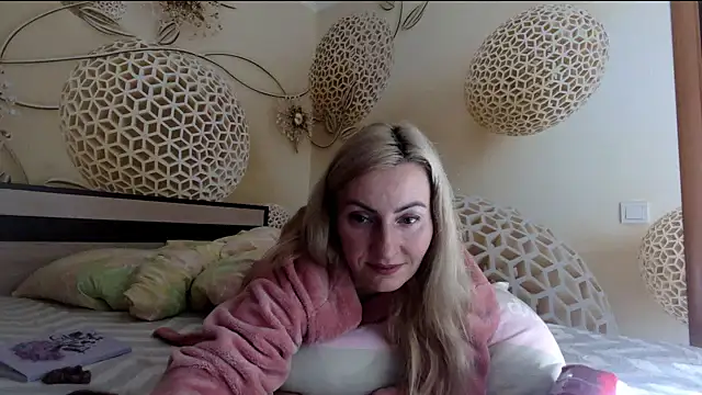 Yourrealgirl's cam snapshot