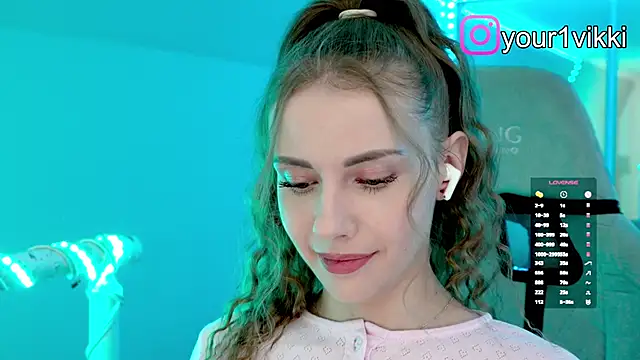 Vikki_Cheese's cam snapshot