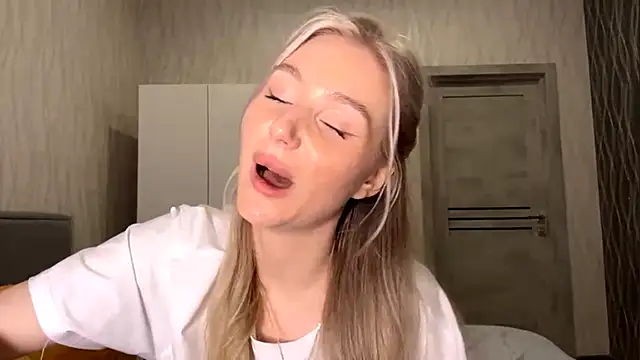 MoonlitCrystalia's cam snapshot