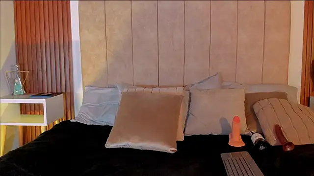 Lauraa_saenz11's cam snapshot